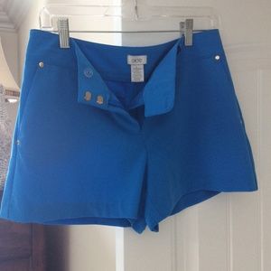 Cache bleu shorts size 8